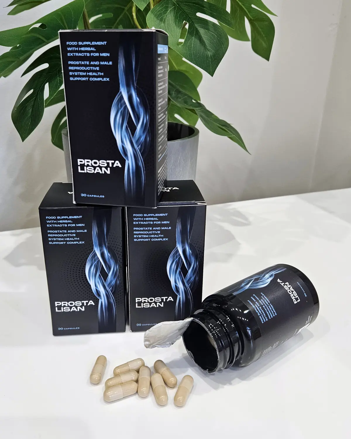 Flacon Prostalisan deschis și capsule bej pe masă, lângă cutii: formula cu 9 ingrediente active